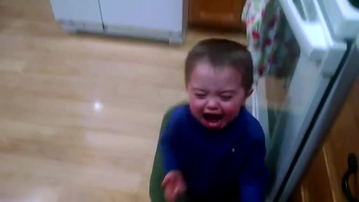 Když chlapečkovi předvedli obří panenku, jeho reakci pochopí každý zadaný chlap!
