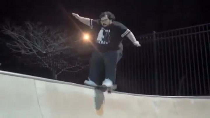 Obézní youtuber se pokusil udělat trik na skejtu, skončilo to katastrofou