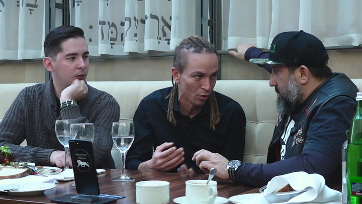 Jak je to s Bartošem a antisemitismem? Předseda pirátů diskutoval s majitelem židovské restaurace