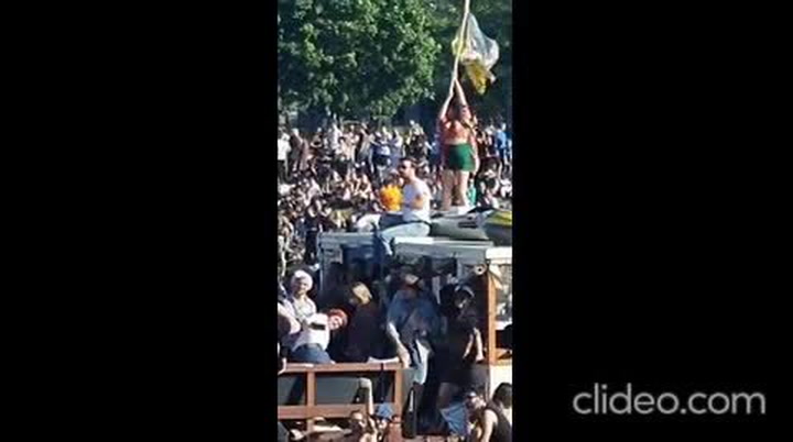 Party na člunech v Berlíně: Dorazilo stovky plavidel