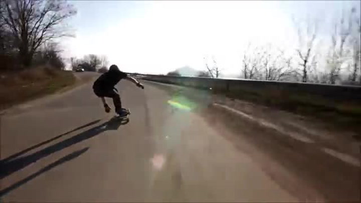 Hororové video: Longoboardista to v plné rychlosti napálil do protijedoucího auta