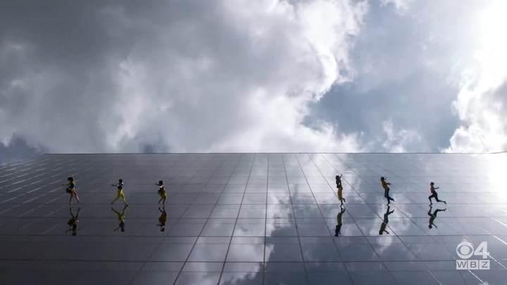 Vypadá to jako obyčejná taneční choreografie. Než se na video pořádně zadíváte…