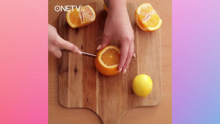 Rychlejší a jednodušší už to být nemůže: Takhle se správně loupe pomeranč!