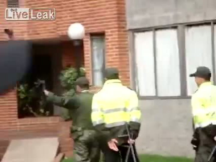 Sebevrah ohrožoval policisty nožem. Ti předešli krveprolití neuvěřitelnou fintou!