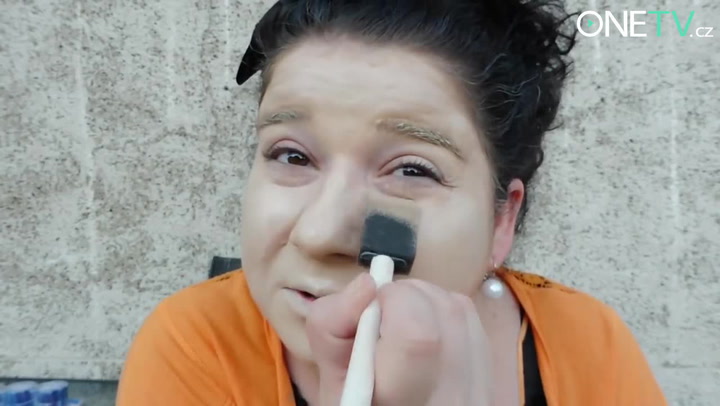 Další peckové video: Jůtůberka se chystá na rande a sjednocuje pleť!