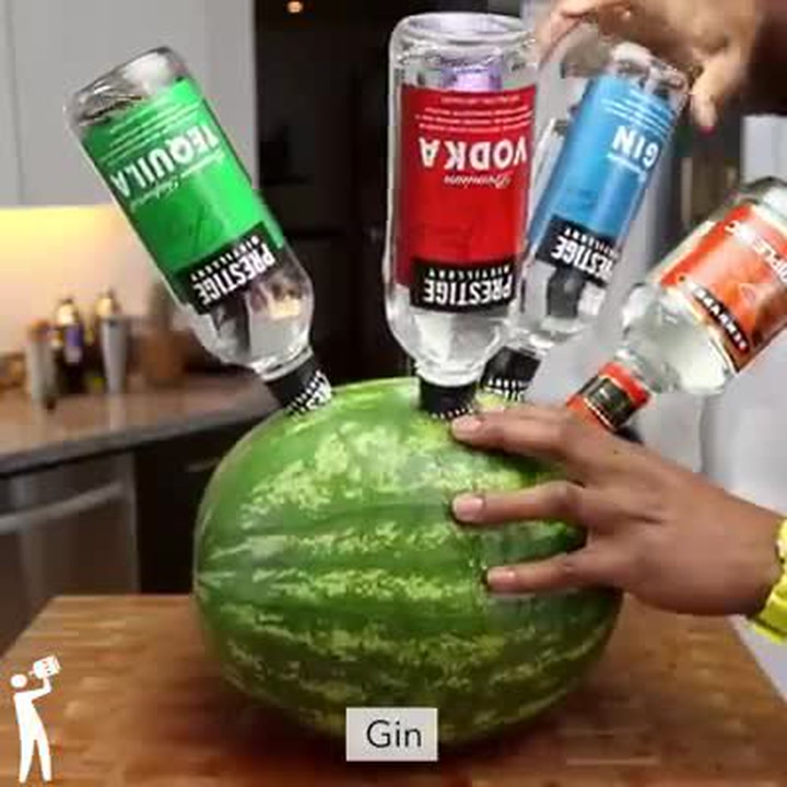S tímhle melounovým receptem rozbouráte celou párty! Alkoholem se v něm fakt nešetří…
