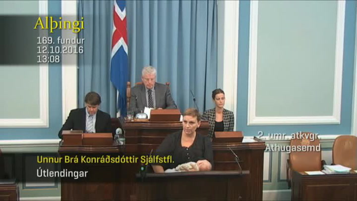 Islandská poslankyně všechny totálně dostala. Přišla řečnit při kojení dítěte!