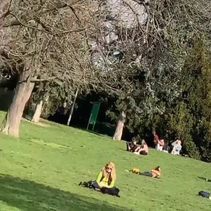 Riegrovy sady plné lidí: Lidé stále nerespektují vládní nařízení