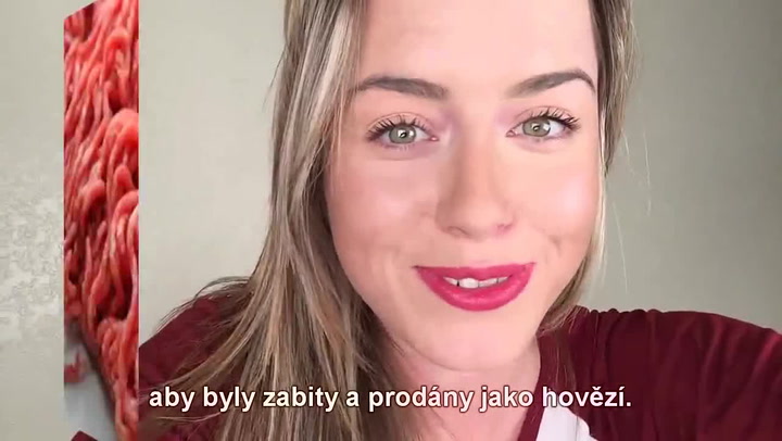 Pít mléko je stejně kruté jako jíst maso, ukazuje tahle krásná holka. Podívejte se na šokující video
