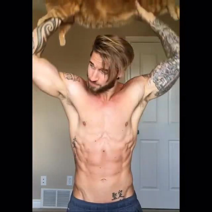 Holky, to budete koukat! Tenhle svalnatý krasavec používá ke cvičení svojí kočku!