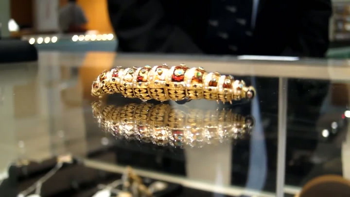 Tahle 200 let stará housenka stojí 7,5 milionu korun. Pusťte si video a pochopíte proč