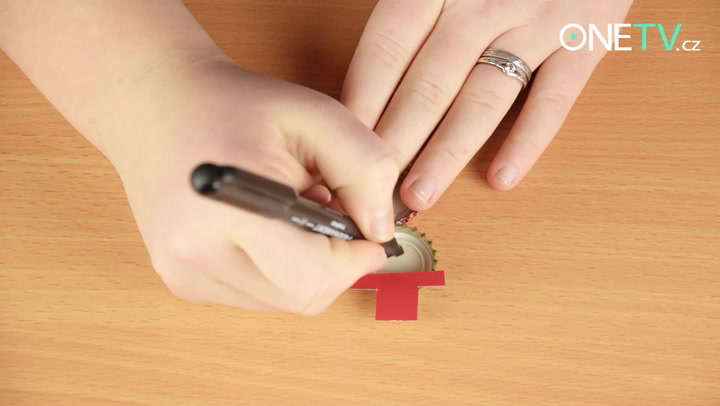 Luxusní vánoční výzdoba ze zátek od piva? Tenhle nápad vás dostane!