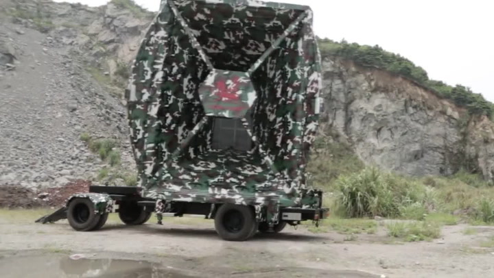 Tenhle divný traktor je největší siréna světa. Bez ochranných sluchátek byste poblíž nepřežili