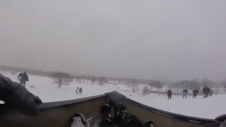 Banda bláznů vyrazila na zasněžený kopec s kanoí. Po pár jízdách toho pořádně litovali