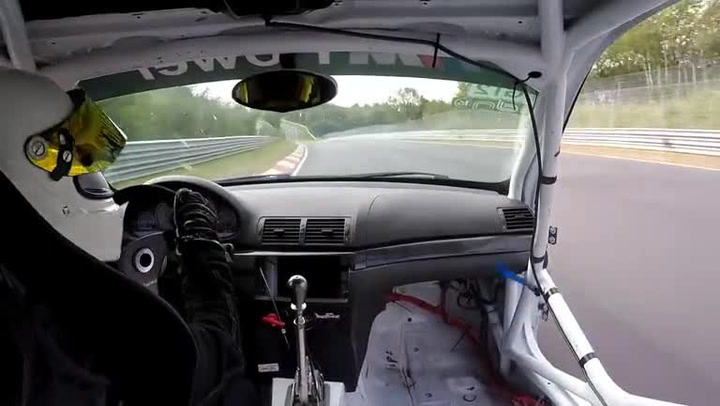 Co se stane, když autu uletí dveře ve 280 km/h? Ukáže vám to tohle děsivé video