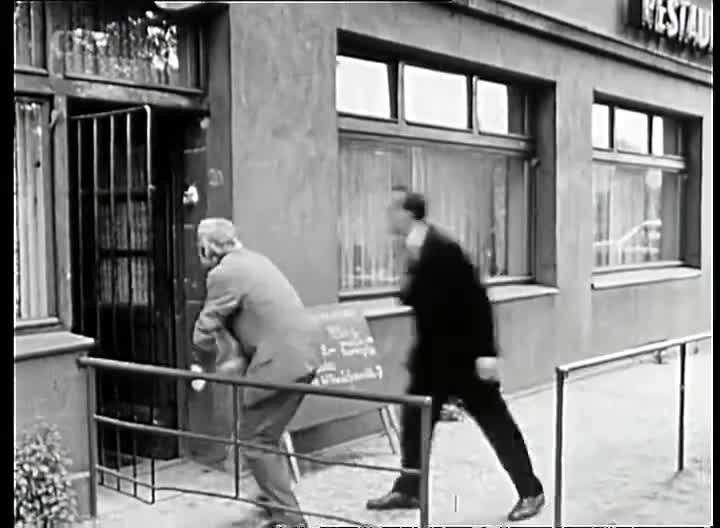 Lepší retro jste dlouho neviděli! Socialistický pořad o slušném vychování baví internet