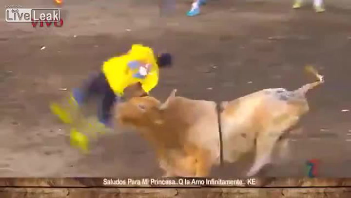 Toreador si beze strachu kleknul před půltunového býka, ten se na něm brutálně vyřádil