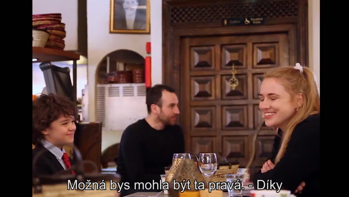 Místo byznysmena přišel na rande malý kluk. Reakce překvapených žen baví internet