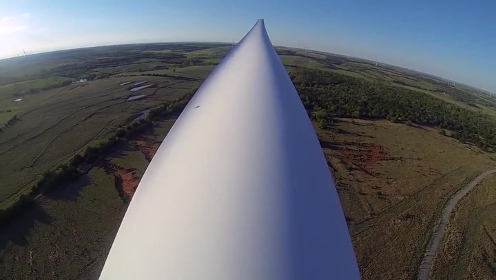 Tak tohle je totální masakr! Týpek se rozběhl po listu větrné elektrárny a skočil!