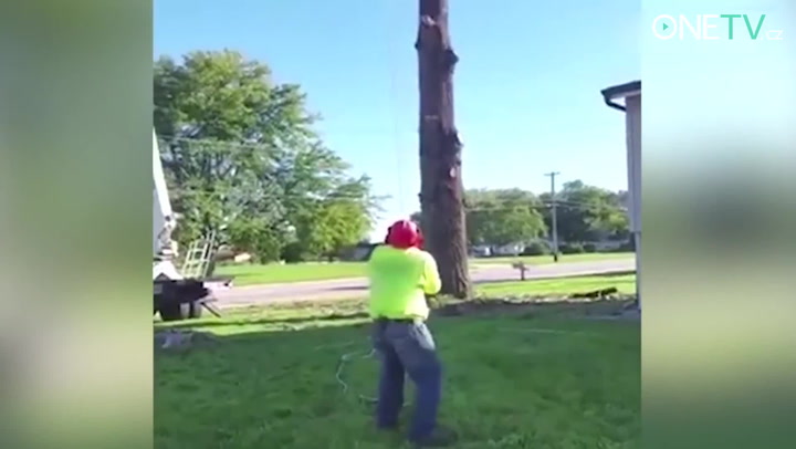 Zapomněli jste dát ruční brzdu u asfaltového stroje? I tak může vypadat hodně špatný den v práci!