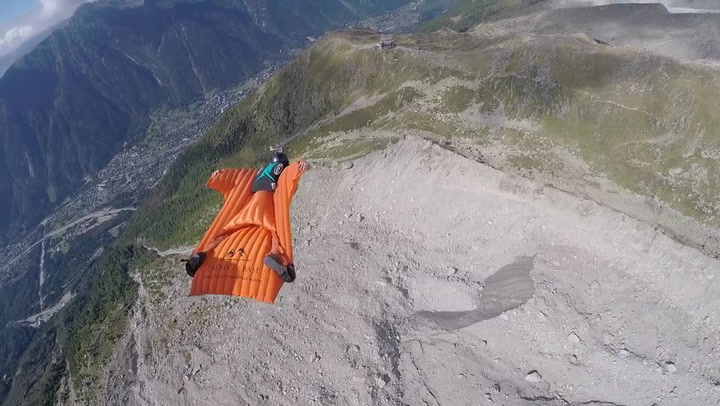 Blázni s křídly prolétají obrovskou rychlostí těsně kolem skal! Tahle podívaná není pro slabší povahy