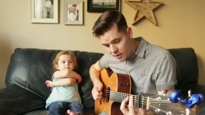 Tatínek – muzikant nacvičil s roztomilou dcerkou tohle vystoupení. Video se stalo hitem internetu!