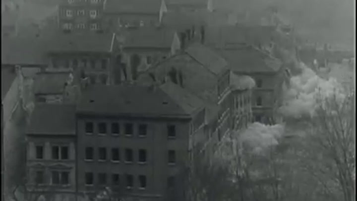 Unikátní záběry ze stavby Nuselského mostu. Kvůli kolosu šly k zemi desítky domů