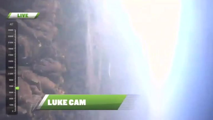 Tenhle šílenec skočil ze sedmi kilometrů bez padáku, dopadnout měl do obří sítě