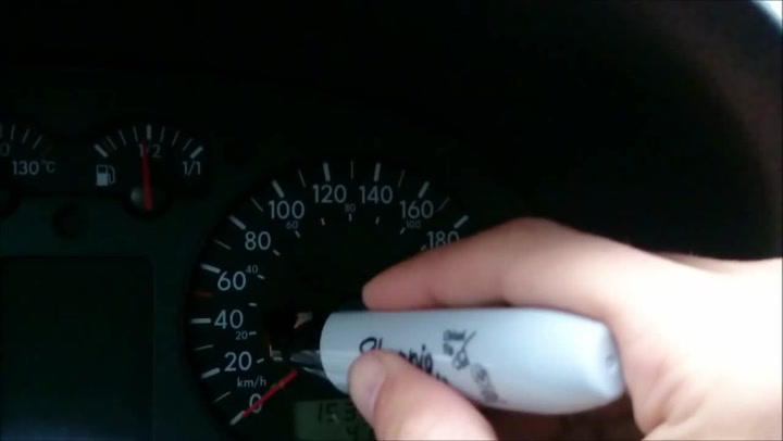 Jak vyřešit svítící kontrolku motoru v jakémkoliv autě? Tenhle návod válcuje internet