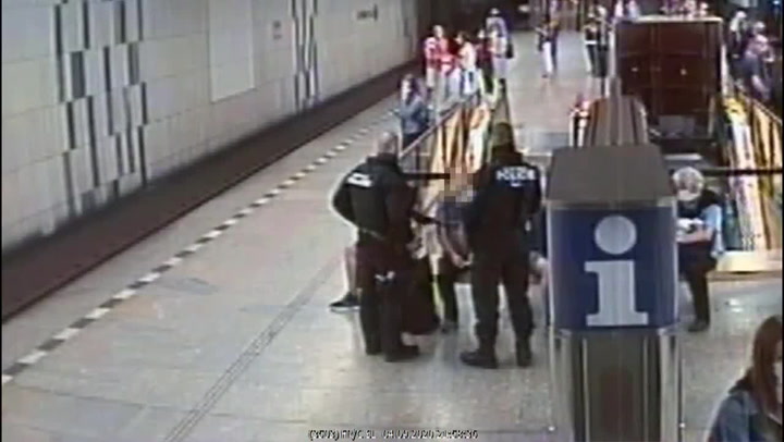 Muž bez roušky v metru nereagoval na výzvy strážníků: Svalili ho na zem a odvedli v poutech