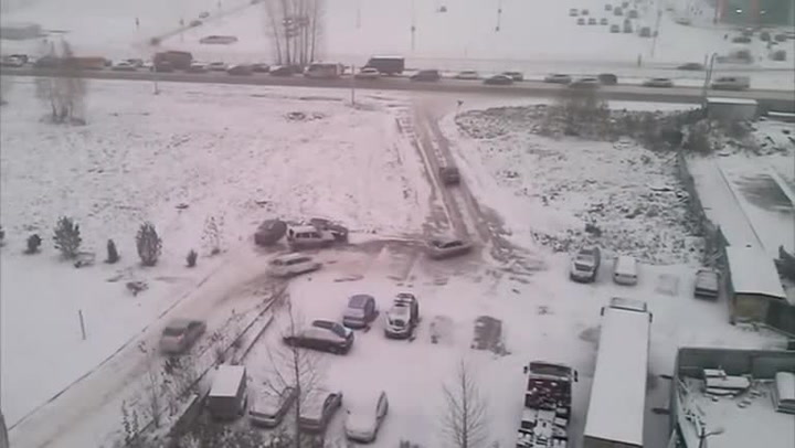 Co se stane, když v Rusku poprvé nasněží. Tahle scéna je jak z grotesky