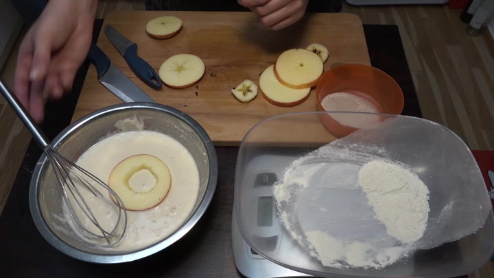 Jablka v pivu jsou nejjednoduší dezert na světě, sledujte tenhle recept!