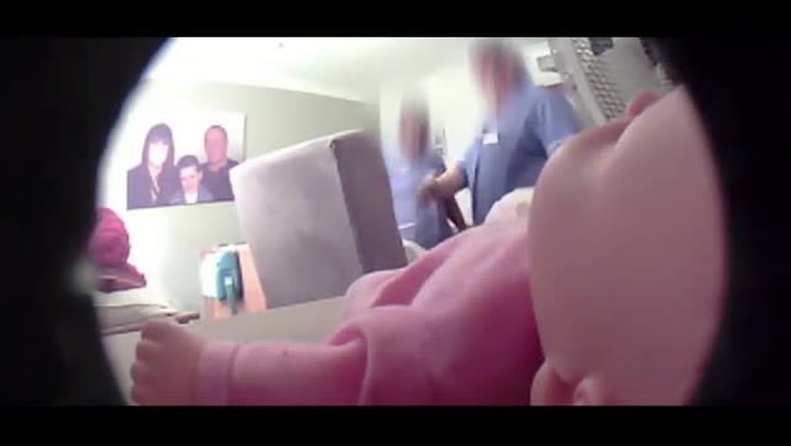 Jejich babička měla po těle podivná zranění. Když nastražili kameru na její ošetřovatelku, zůstali v šoku!