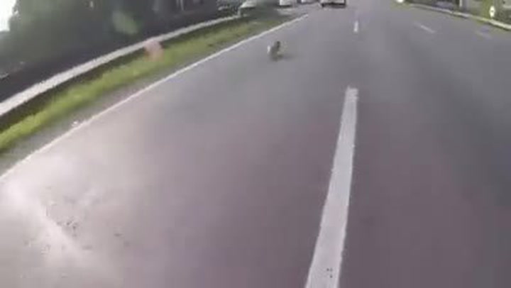 Desítky motorkářů zablokovaly dálnici. Až uvidíte proč, okamžitě všecno pochopíte