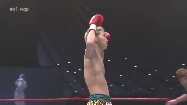 Neuvěřitelný kop v mžiku ukončil zápas už v druhém kole. Zápasník byl okamžitě v bezvědomí