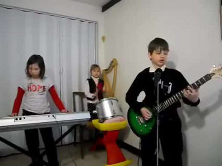 Tyhle roztomilé děti si dávají cover od Rammsteinů tak mocně, že byste šli na jejich koncert!