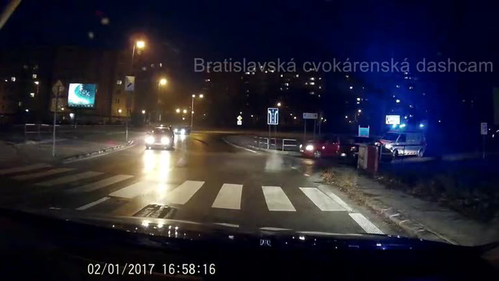 „Ko*ot zajebany!“ Slovensko se baví nad nervózním řidičem sanitky. Udělal si vlastní verzi sirény!
