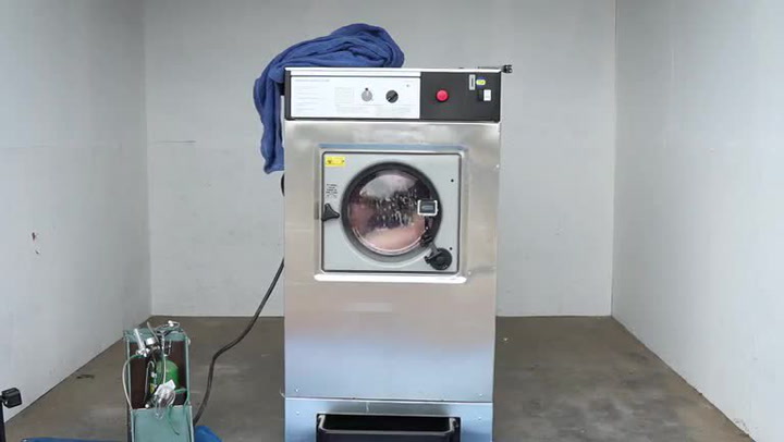 Tenhle šílenec se nechal spoutat a vyprat v pračce. Neuvěříte, jak to dopadlo