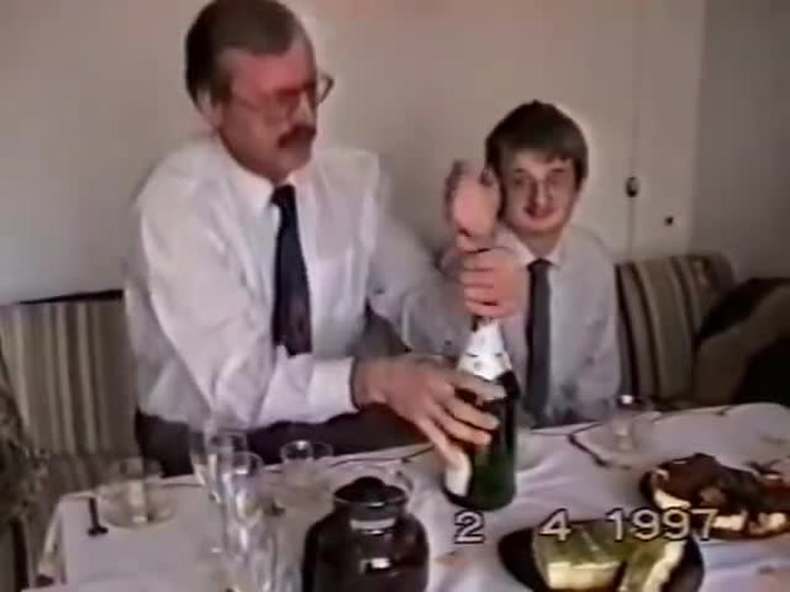 Retro scéna otvírání šampusu baví internet. Jaký otec, takový syn