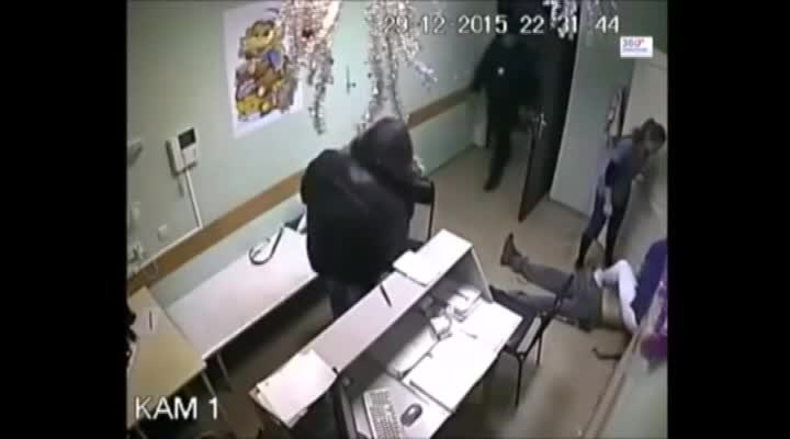 Pacient prý obtěžoval sestřičku, lékař se na něj vrhnul a ranou do hlavy ho zabil!