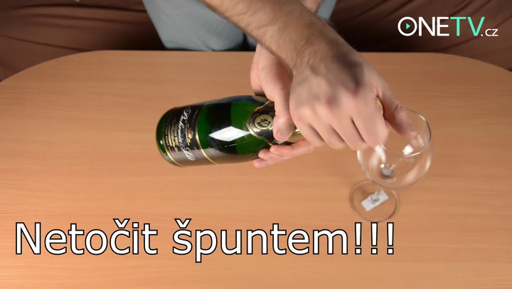 Užijte si Silvestra bez pohrom: Jak na šampaňské vám poradí Anežka s Jiříkem!