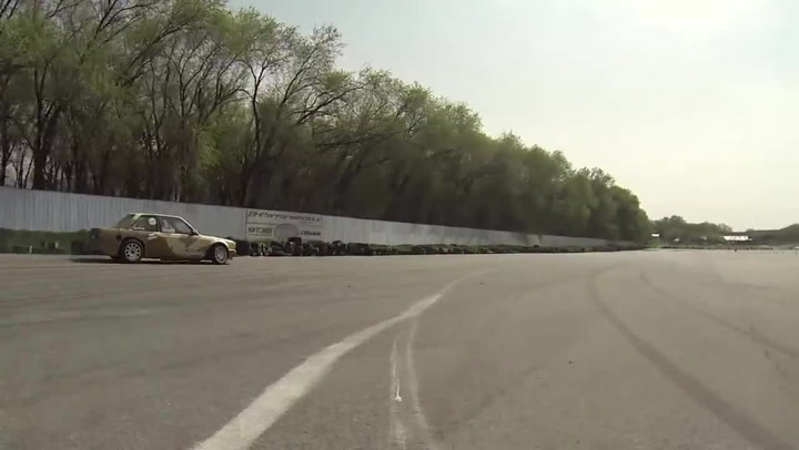 Závodník vzal svojí mámu poprvé na okruh driftovat! Její reakce je prostě skvělá!