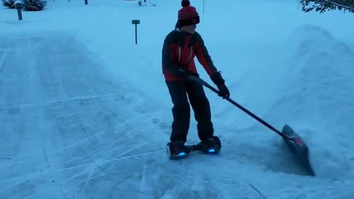 První rozumné využití hoverboardu je tady. Tomuhle klukovi ulehčuje odklízení sněhu!