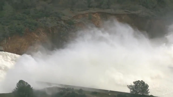 Nejvyšší přehradě v USA hrozí protržení. 188 tisíc evakuovaných, zoufalá snaha zabránit nejhoršímu!