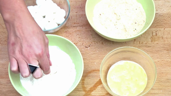 Mozzarellové koule jsou daleko lepší než klasický smažák, vyzkoušejte je podle našeho receptu!