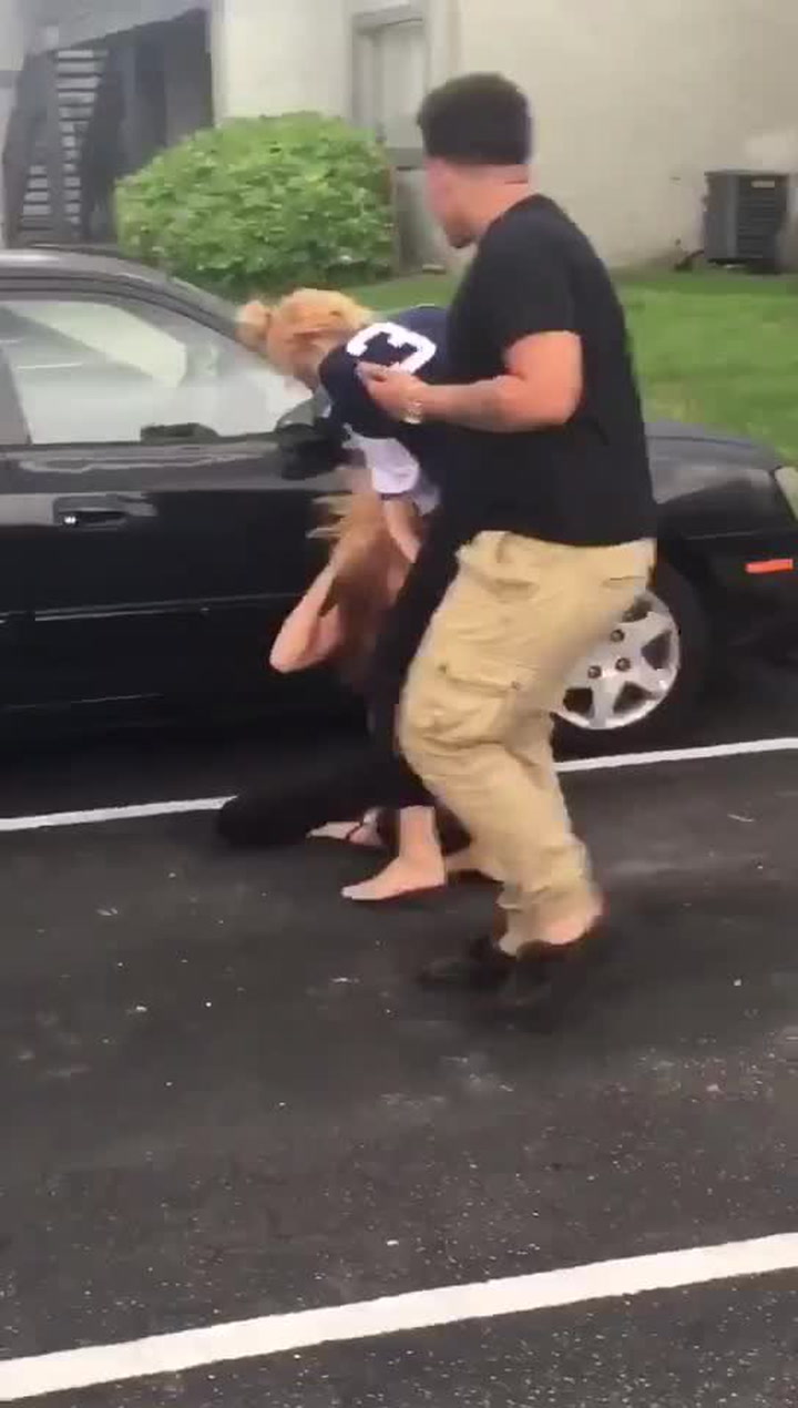 Křehká stvoření? To těžko! Z vide brutální holčičí rvačky jde strach!