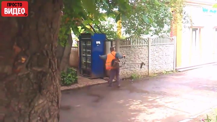 Tohle se může stát jenom v Rusku. Chlapík, který chtěl sekat trávu, měl jeden malý problém