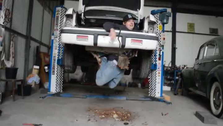 Takovou demolici auta jste ještě nikdy neviděli! Co je to za blázny?