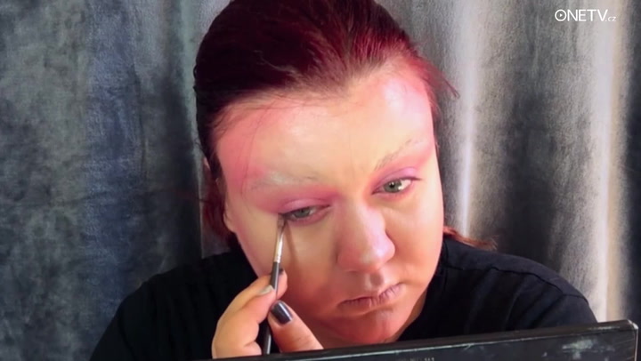 Česká youtuberka se dokonale proměnila v Davida Bowieho! Podívejte se na to!