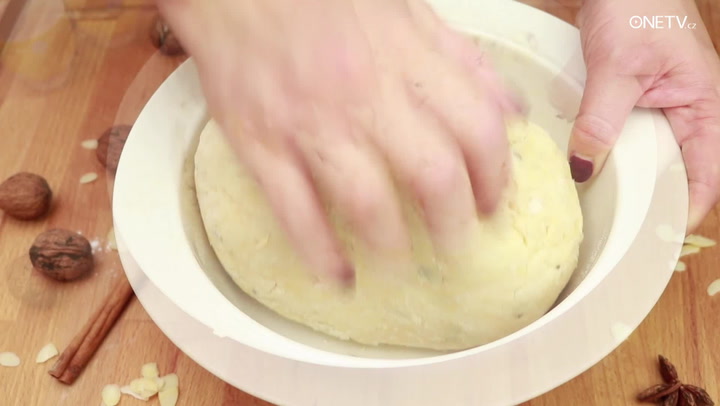 Sháníte recept na OPRAVDU dobrou a jemnou vánočku? Tady je!